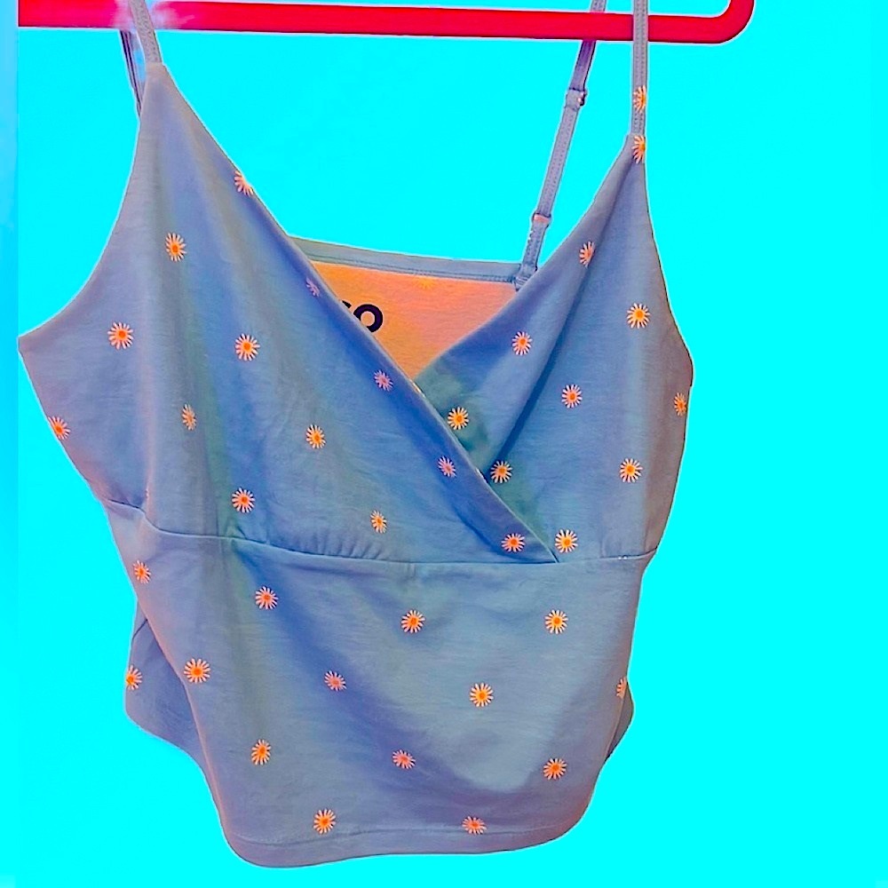 Cute blue cropped tank top with flower design 💙🌻